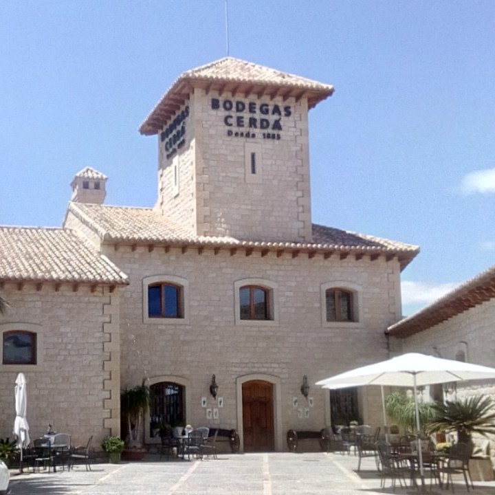 Enoturismo recomendado en Alicante - Edificio principal de Bodegas Cerdá.