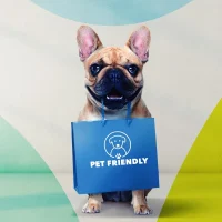 Perro con bolsa azul Pet Friendly en el centro comercial Barnasud de Gavà