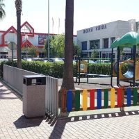 Parque infantil vallado frente a Bauhaus en Barnasud Gavà, junto a McDonald’s y Merca China
