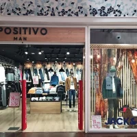 Fachada de la tienda Jack & Jones en Barnasud con escaparate de moda masculina y cartel de rebajas