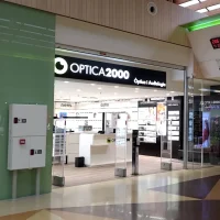 Entrada de Óptica 2000 en el centro comercial Barnasud de Gavà