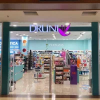Entrada de la perfumería Druni con productos de belleza y cuidado personal en Barnasud Gavà