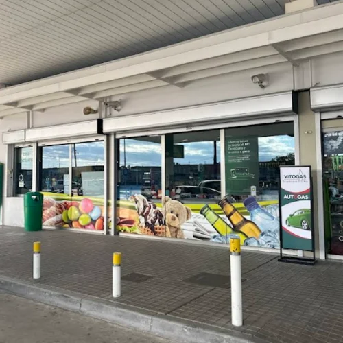 Cristalera de la tienda de gasolinera en Zaragoza