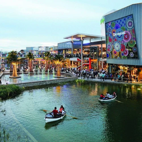 Lago exterior con barcas y zona de ocio en el centro comercial Puerto Venecia de Zaragoza