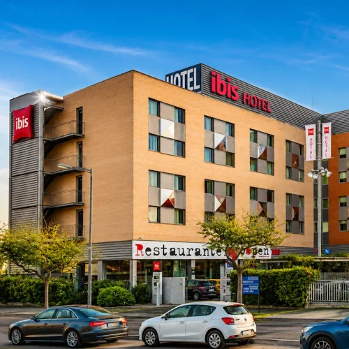 Fachada y acceso del Hotel Ibis Lleida